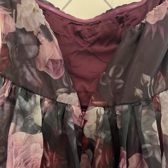 Beautiful never-worn dress for prom or a wedding. Purple flowered, strapless. - Picture 6 of 9